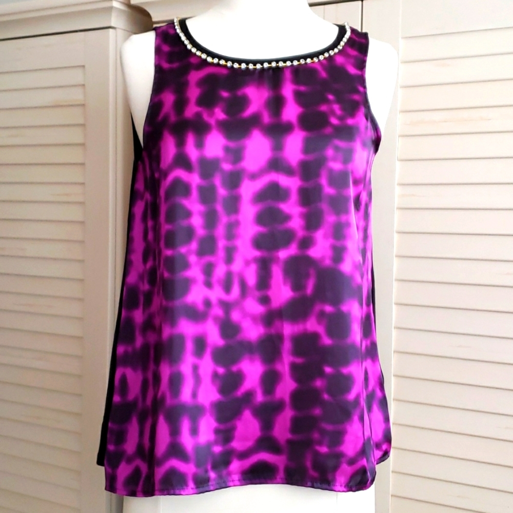 Necklace detail sleeveless blouse